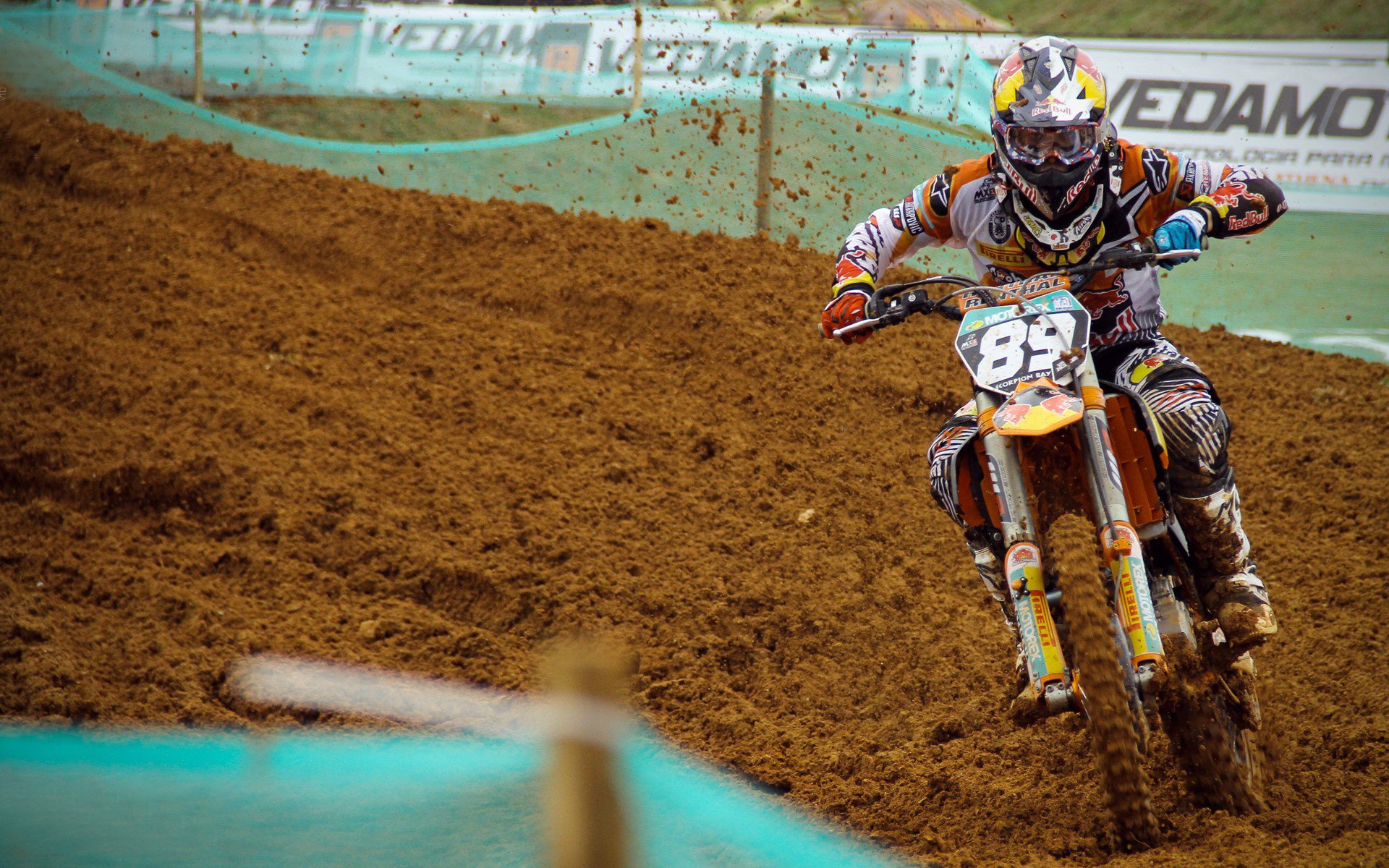 “战术揭秘:团队如何打造无敌防线?”,打造团队战斗力